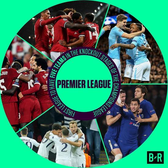 套娃，久保建英坐在涩谷的大久保建英像下握着一个小久保建英（久保建英坐在涩谷自己的巨型雕像下，手握迷你版的自己）