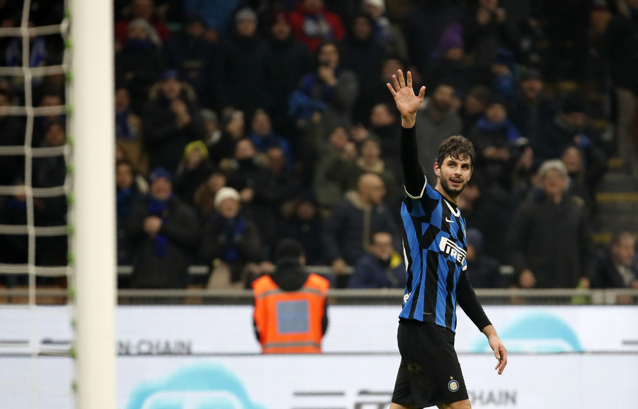 转会窗：尤文国米竞争21岁后卫，麦肯尼续约博弈（转会动态：尤文与国米争抢21岁后卫，麦肯尼续约谈判胶着）