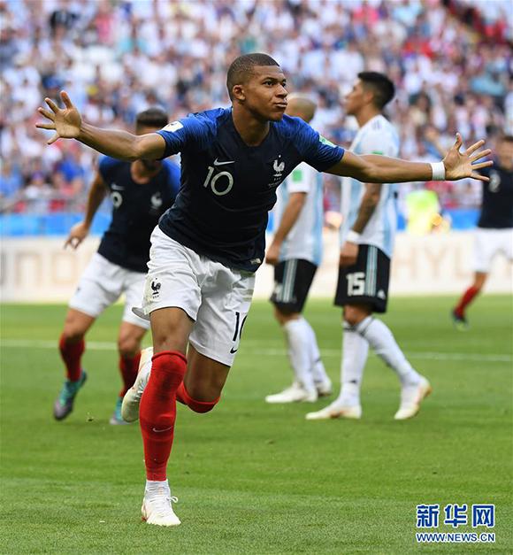 汪涵老婆杨乐乐带儿子参加马术比赛 11岁的沐沐侧脸像爸爸（杨乐乐陪儿子出战马术赛，11岁沐沐侧颜神似汪涵）