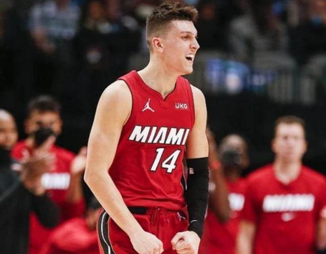 图片报：拜仁飞机因慕尼黑大雾无法起飞，只能去奥格斯堡乘机（图片报：慕尼黑大雾致拜仁航班停飞，球队改赴奥格斯堡登机）