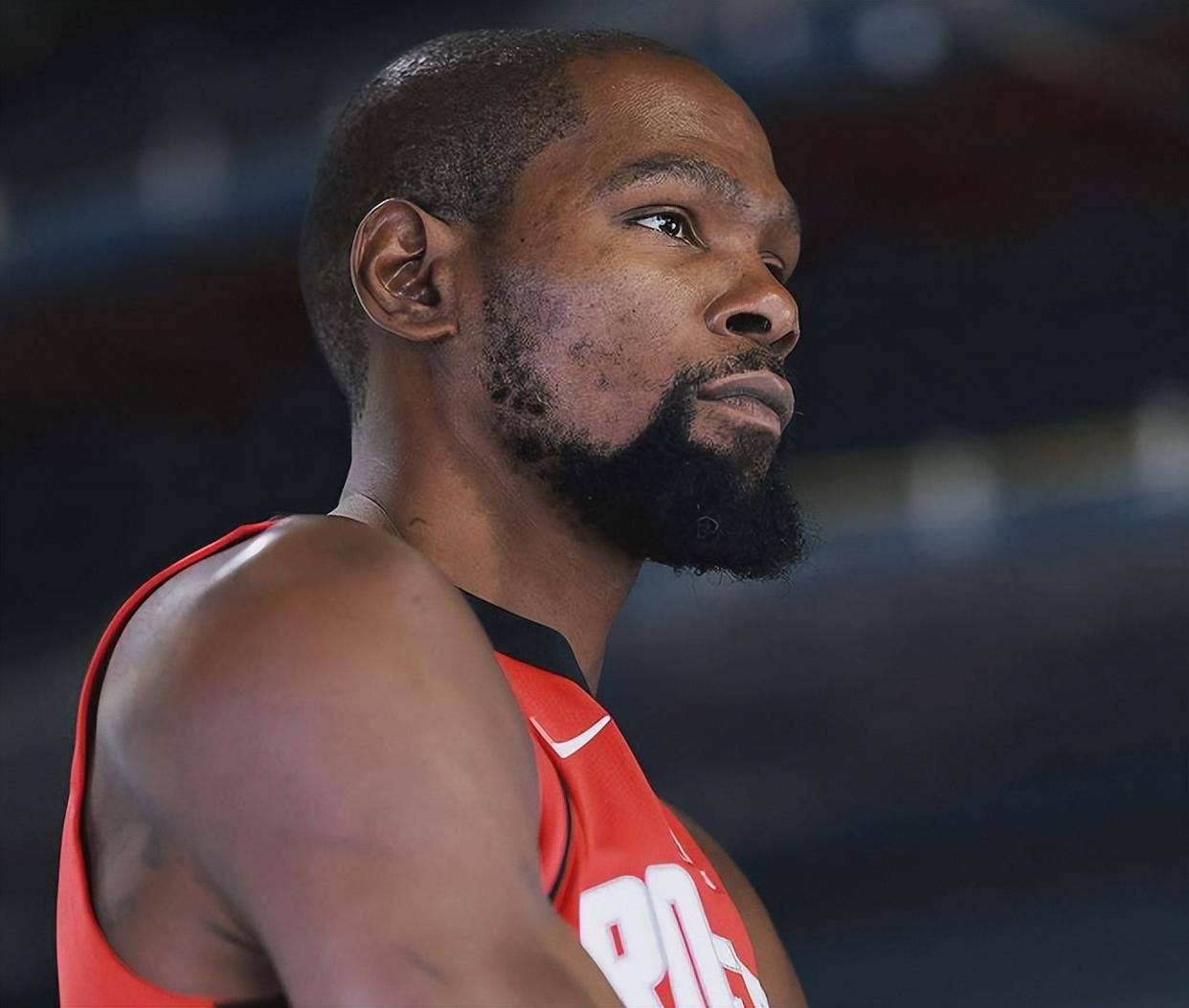 2026年美加墨世界杯扩军至48队，小组赛规则革新，淘汰赛对阵更复杂，传统强队与新势力激烈竞争。（2026美加墨世界杯扩军至48队：小组赛改制、淘汰赛更复杂，豪强与新势力激战升级）