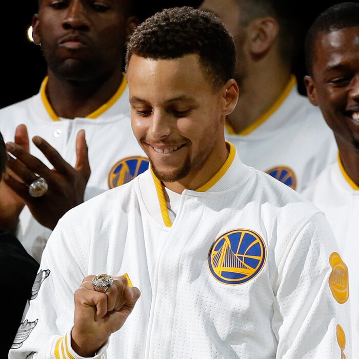 他抬头看了一眼记分牌，笑了（目光掠过记分牌，他笑了）