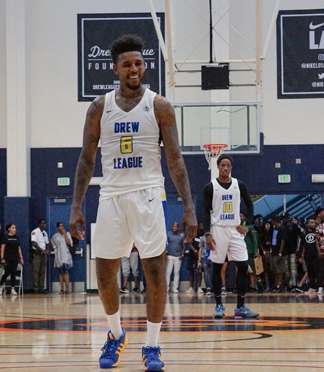 孔蒂：祝贺球员们，必须对他们说谢谢、谢谢、再谢谢（孔蒂：祝贺全队，向球员们连连致谢）