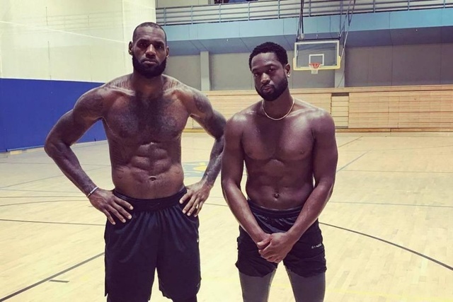 有惊无险！骑士末节保持韧性，米切尔带队完成17分大逆转（惊险翻盘：骑士末节韧性爆发，米切尔率队抹平17分劣势）