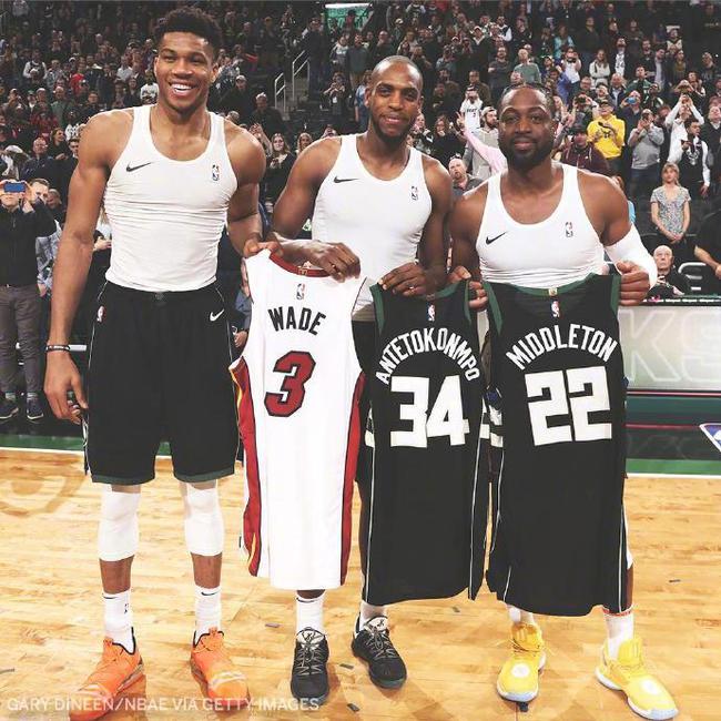 加泰电台：拉波尔塔想请前球员回诺坎普拍照，梅西不太可能去（加泰电台：拉波尔塔拟邀昔日球员回诺坎普合影，梅西出席可能性不大）